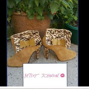 Betsey Johnson in mint condition 4” heel.